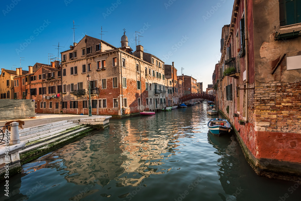 Fototapeta premium Rio de S. Pantalon Canal in Venice, Italy