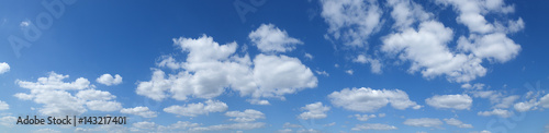 Blauer Himmel mit Schäfchenwolken photo