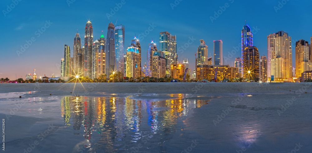 Fototapeta premium Dubaj, Zjednoczone Emiraty Arabskie - 28 marca 2017: Wieczorna panorama Marina wieże od plaży.