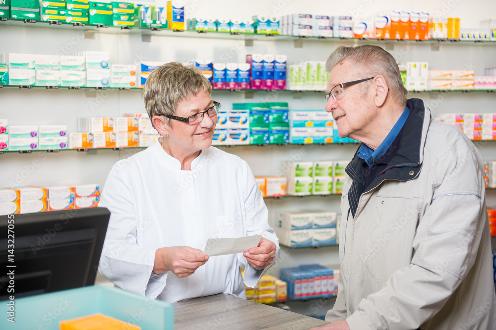 Senior wird in einer Apotheke bedient