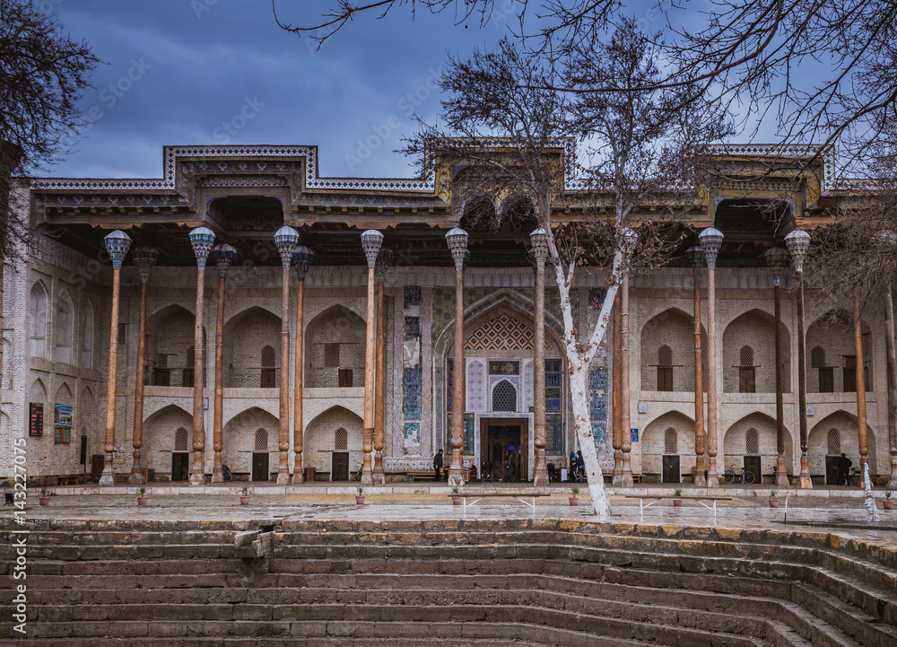 Fototapeta premium Complex Bolo-hauz - consisting of a mosque, a minaret and a pool, Bukhara, Uzbekistan