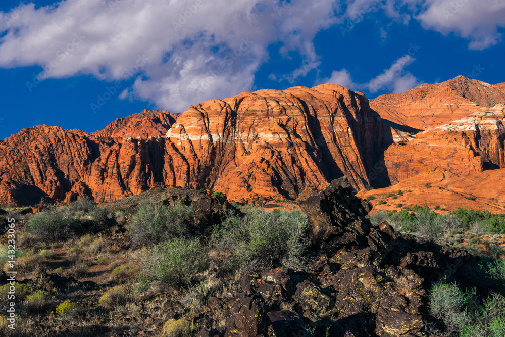 Naklejka premium Red Cliffs Among the Lava Rocks