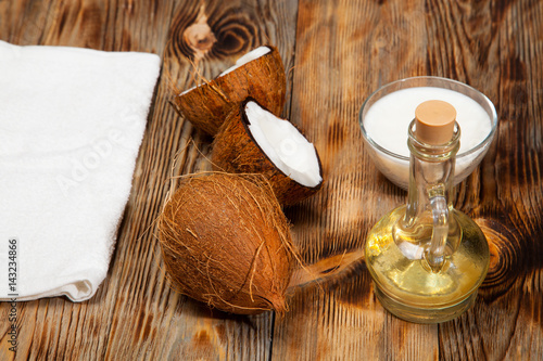 Fotografía Coconut oil,  on a wooden background