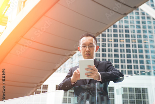 Canvas Print asian man using tablet outdoor