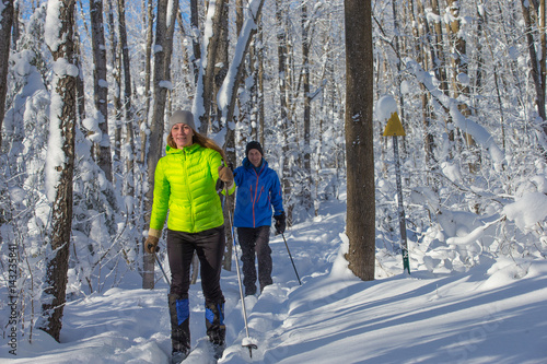 Obraz na płótnie Couple cross country skiing in winter w salonie