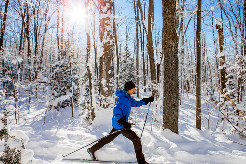 Obraz na płótnie Man cross country skiing w salonie