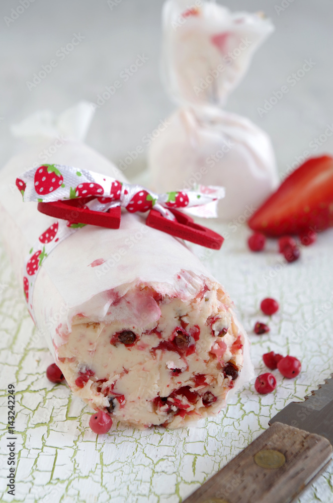 Erdbeerbutter mit roten Pfefferbeeren Erdbeerbutter mit roten Pfefferbeeren