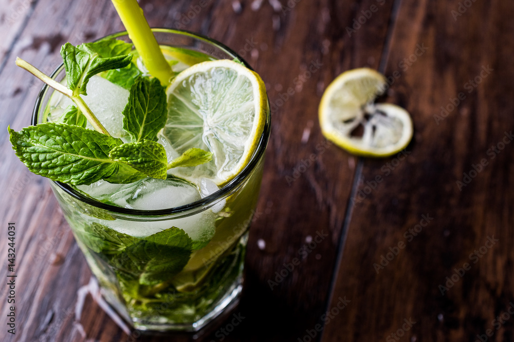 Fototapeta premium Mojito cocktail with lime, mint leaves and ice. 
