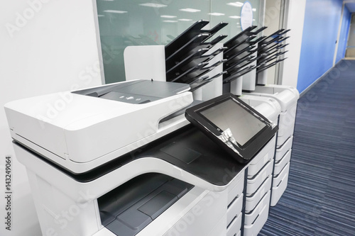 Fotografia close up office printers set up ready for printing business documents