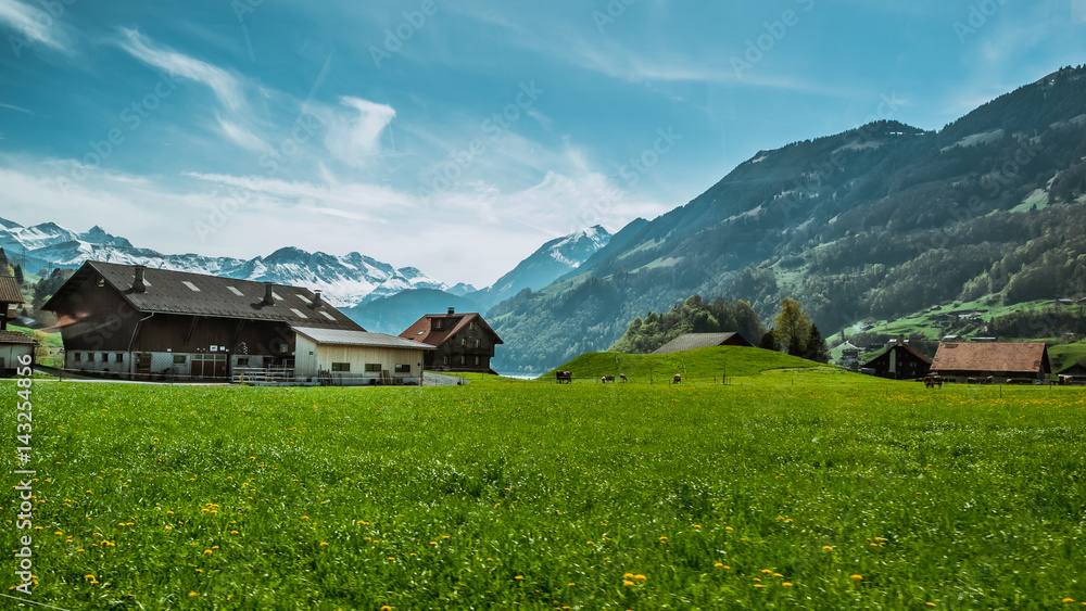 Obraz premium A gorgeous cottage mountain hill scenery background.