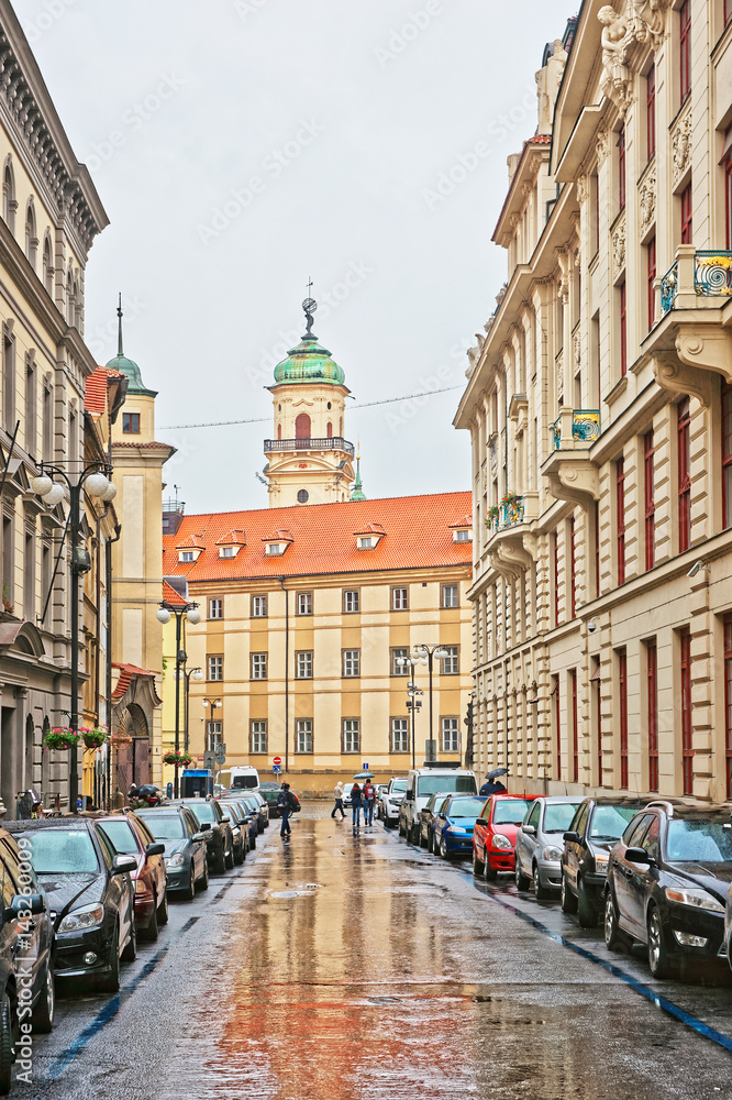 Fototapeta premium Ludzie na Starym Mieście w Clementinum Praga