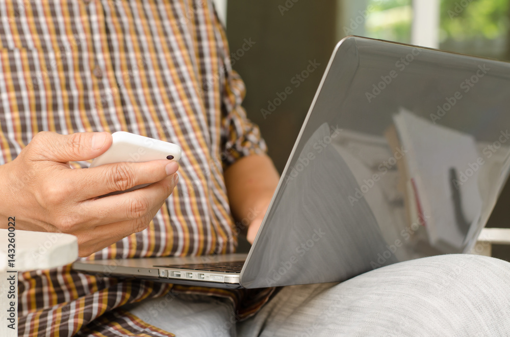 Obraz premium Man using computer laptop