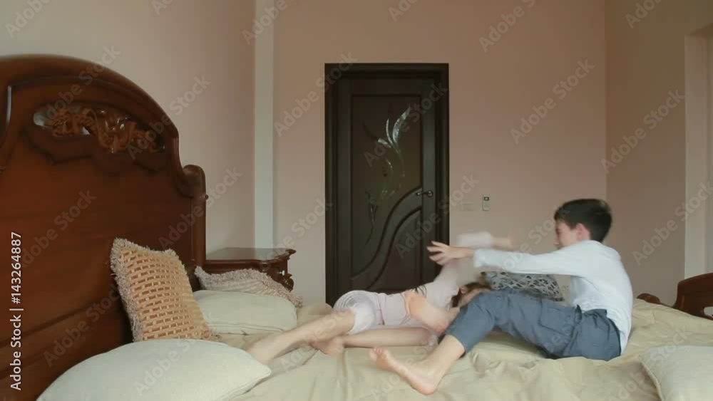 Ее младший брат подглядывал. Девочки одни дома. Переодевается в ванной. Слитое младшая сестра. Подсмотренное в ванных комнатах.