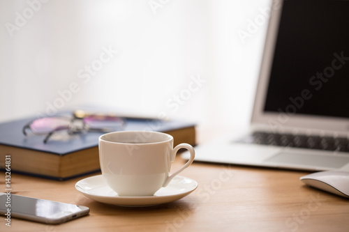 パソコン、コーヒー 