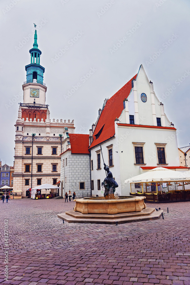 Obraz premium Mars fountain and Old Market Square in Poznan