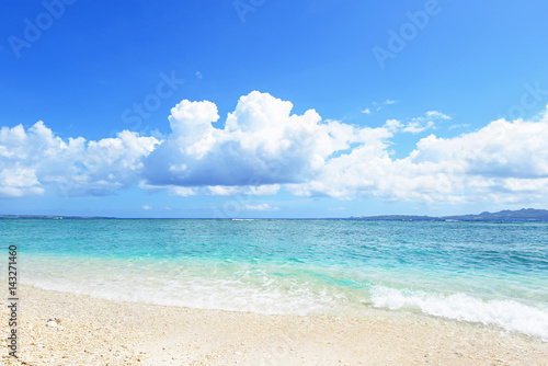 Fototapeta Naklejka Na Ścianę i Meble -  沖縄の美しい海とさわやかな空