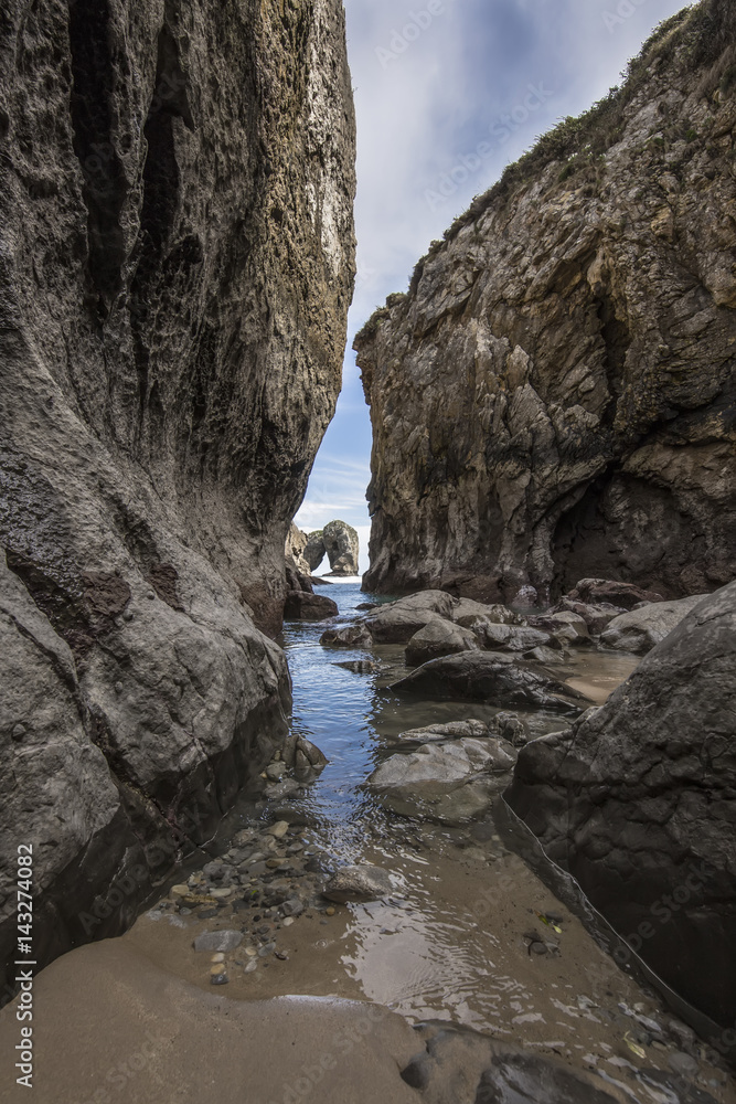 Castro de las Gaviotas visto desde la playa de la Huelga en el concejo de Llanes, Asturias, España. maravillosa formacion natural y acantilados en la costa asturiana
