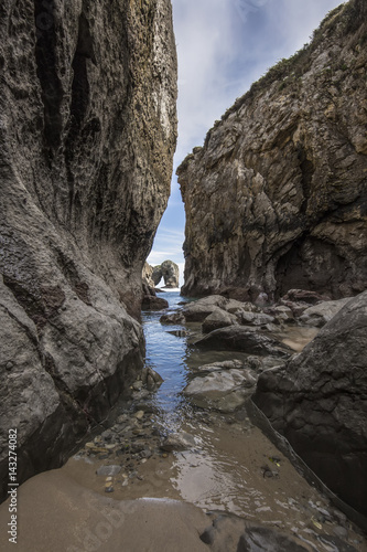 Castro de las Gaviotas visto desde la playa de la Huelga en el concejo de Llanes, Asturias, España. maravillosa formacion natural y acantilados en la costa asturiana
