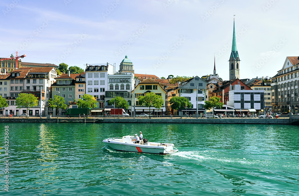 Obraz premium Fraumunster Church and motor boat at Limmat Zurich