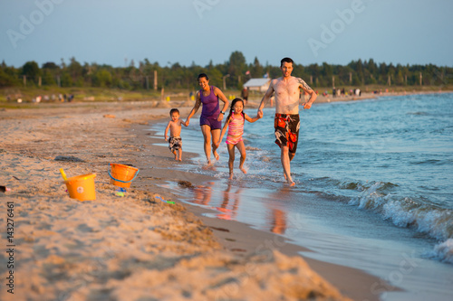 Obraz na płótnie Mixed Race family at the beach w salonie