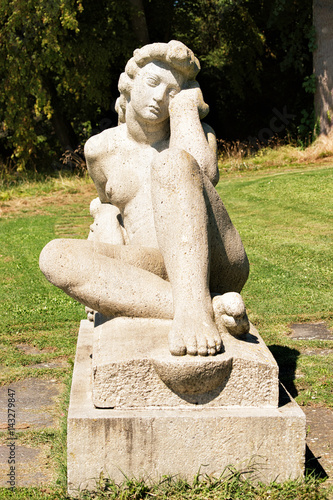 Statue of naked woman by Reymond Casimir in Lausanne photo