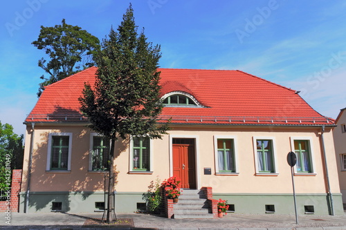 Obraz na płótnie Saniertes Wohnhaus w salonie