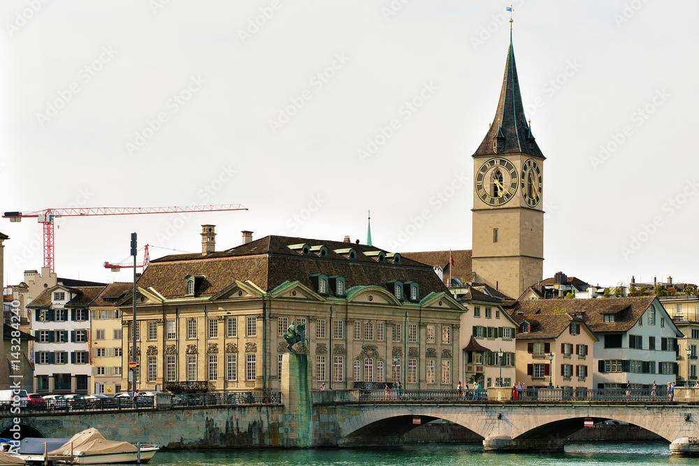 Obraz premium St Peter Church at Limmat River quay Zurich