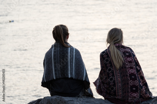 Le ragazze in scialle in riva al mare photo
