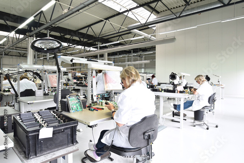 Photography Frauen bei der Montage von elektronischen Bauteilen in einer Fabrik für Microele