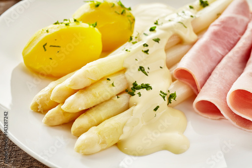 White asparagus spears with mayonnaise and ham
