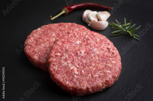 Hamburguesa cruda con condimentos