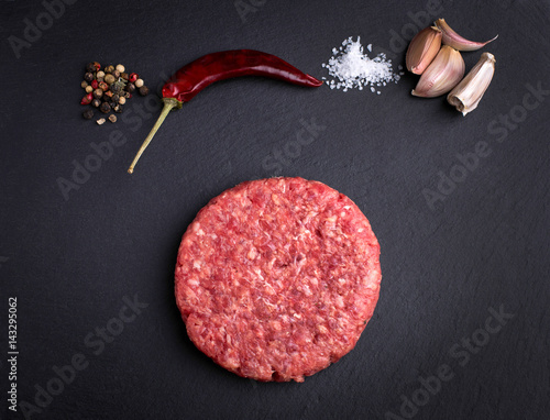Wallpaper Mural Hamburguesa cruda con especias en un fondo negro Torontodigital.ca
