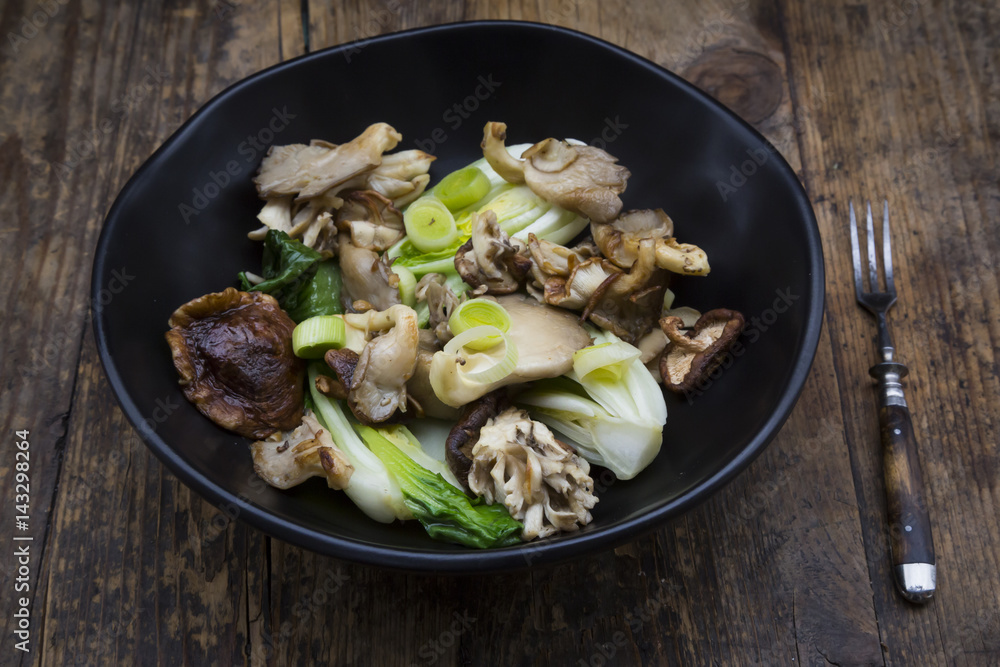 Stir-fry with Chinese cabbage, maitake, oyster and shitake mushrooms Stir-fry with Chinese cabbage, maitake, oyster and shitake mushrooms