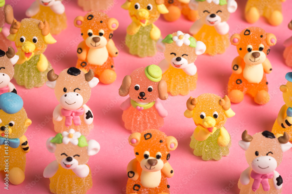 des friandises en pâte de fruit représentant divers animaux habillés des friandises en pâte de fruit représentant divers animaux habillés