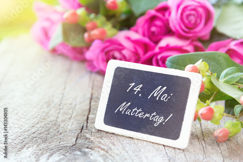 Erinnerung: 14 Mai Muttertag, Schild mit Rosen im Hintergrund