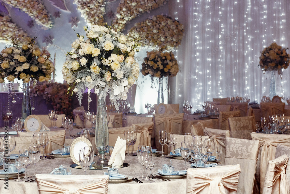 luxury wedding decor with flowers and glass vases with jewels on round  tables. arrangements of decorations at wedding reception. expensive catering.  space for text foto de Stock | Adobe Stock