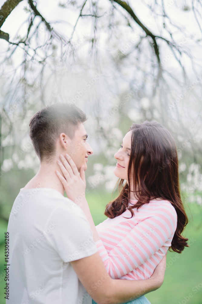 Fototapeta premium Verliebtes Paar unter blühendem Baum