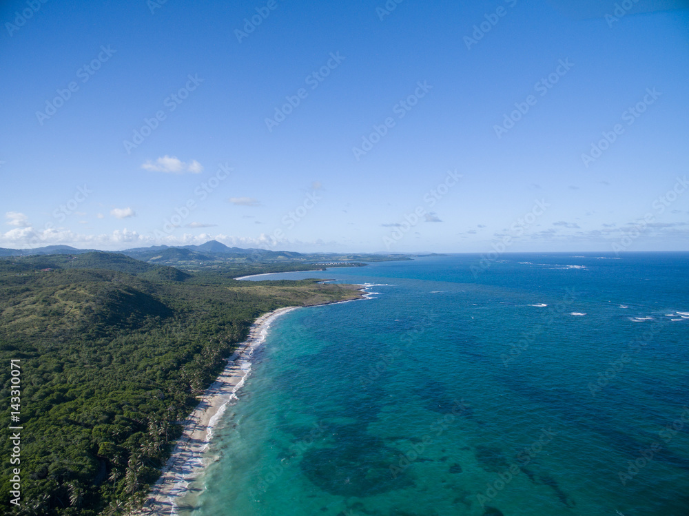 Recif de corail et lagon sur une ile de la Caraibe, Martinique 