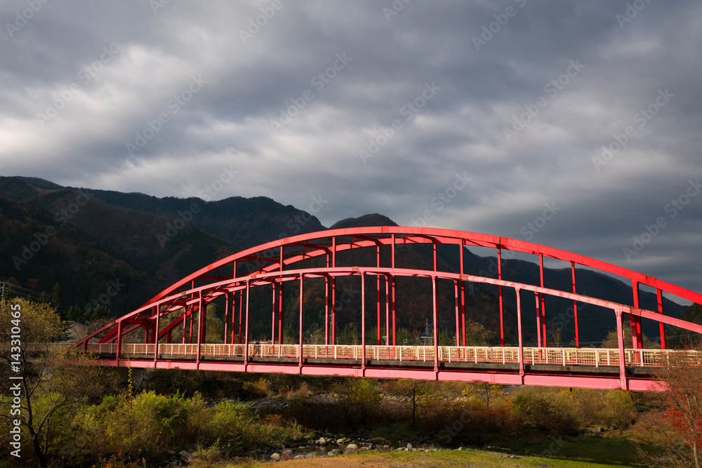 Obraz premium Red bridge in Okuhida onsen.