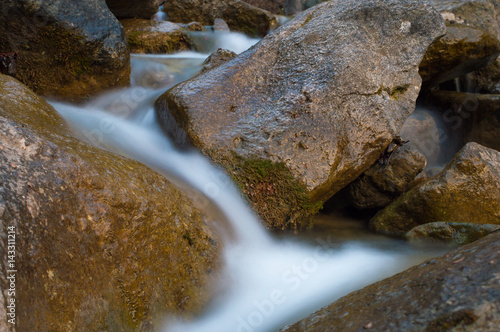 acqua tra le rocce photo