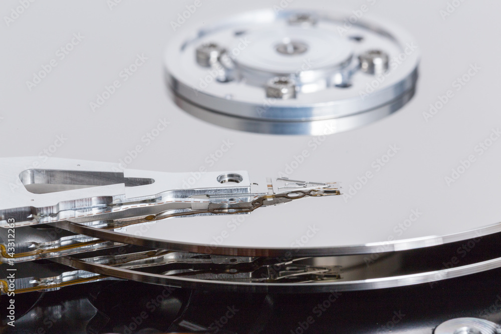Offene Festplatte mit Magnetplatte und Schreibkopf Offene Festplatte mit Magnetplatte und Schreibkopf