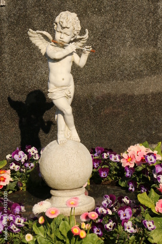 Cemetery, Friedhofsengel mit Schatten in frühlingshafter Grabgestaltung