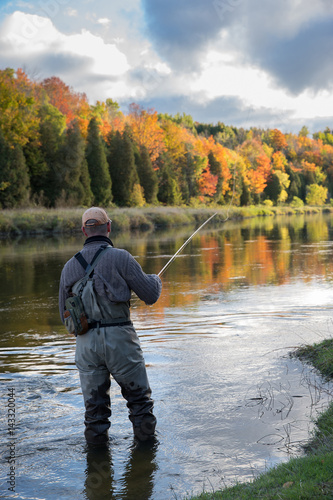 Obraz na płótnie Man fly fishing in the fall in a river w salonie