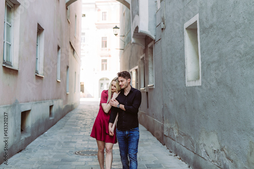 Verliebtes Paar in Altstadtgasse mit rotem Kleid