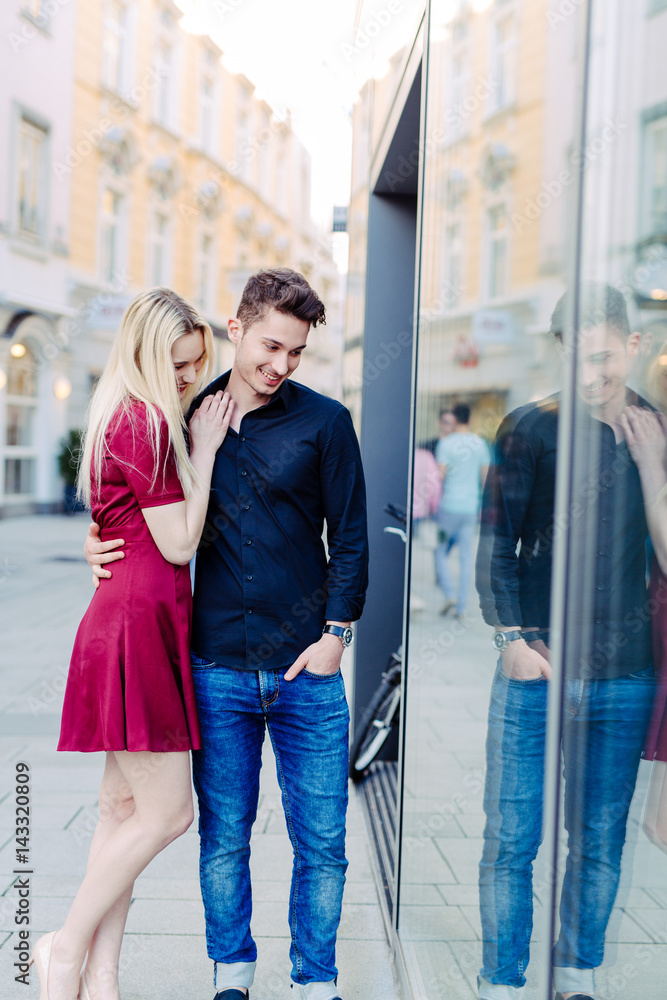 Verliebtes Paar vor Schaufenster in Altstadt