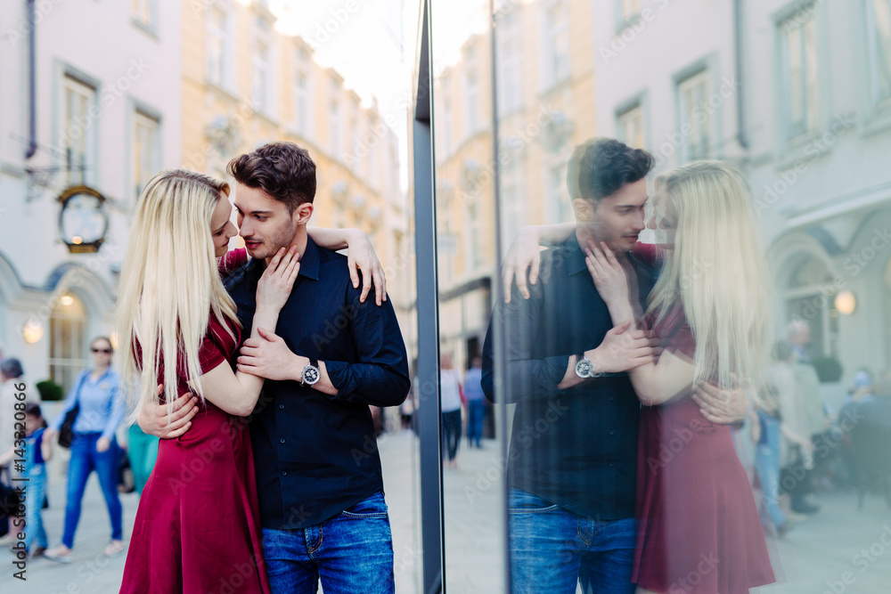 Verliebtes Paar vor Schaufenster in Altstadt