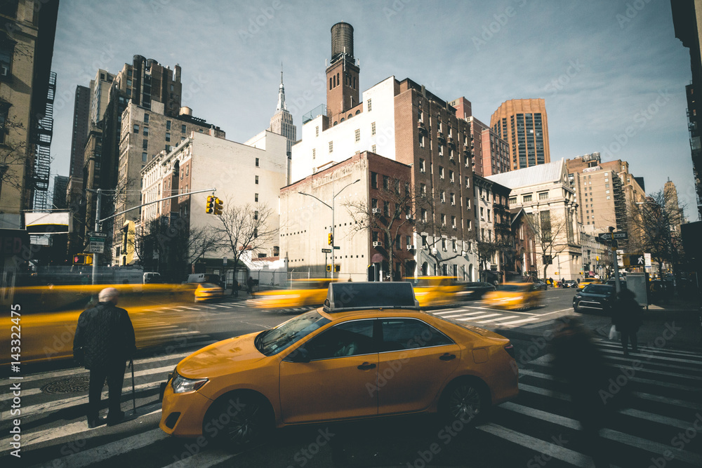 Taxis and People in the Traffic - New York - obrazy, fototapety, plakaty 