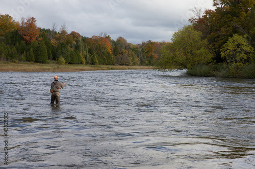Obraz na płótnie Man fly fishing in the fall in a river w salonie