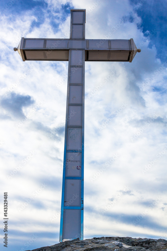 Una cruz con el cielo de fondo