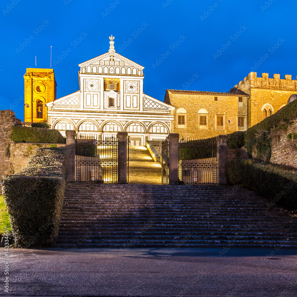 Église San Miniato al monte de nuit à Florence, Toscane, Italie